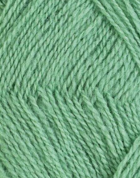 close up af garnet finull fra Rauma i farven jadegroen 4215