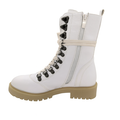 Hvid snørestøvle til damer med lynlås i siden og kraftig sål.