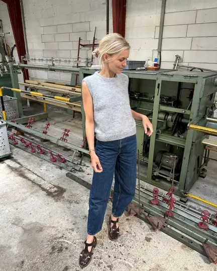 Petiteknit iført sin novice slipover strikket i dansk pelsuld 5,5 fra hjelholt i lys grå