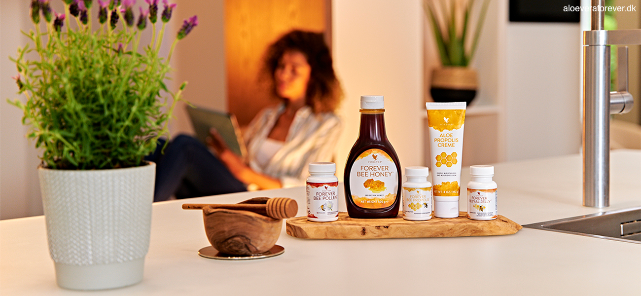Forever Living produkter fra bikuben: Aloe Propolis Creme, Bee Pollen, Bee Propolis, Royal Jelly og Forever Bee Honey