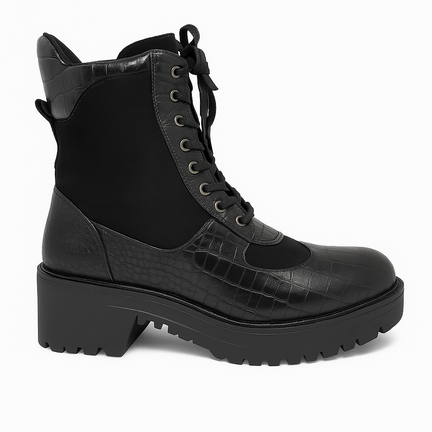 Sort snørestøvle med croco-detaljer, chunky hæl og lynlås i siden.