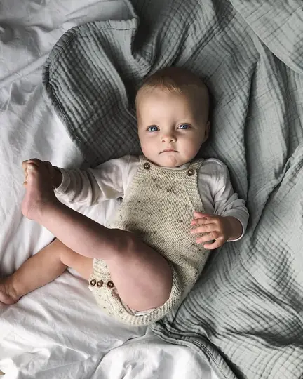 Lillesøsters Romper strikket i Merino Singles fra Sysleriget – strikket babyromper opskrift