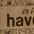 doerskilt i trae med teksten er i haven