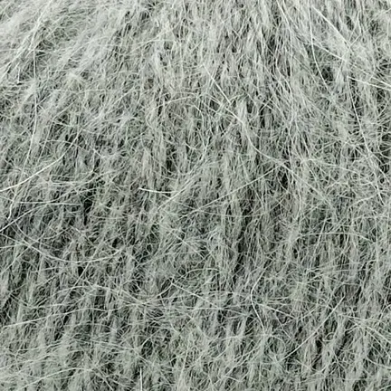 CLose up af garnnoegle i angora fra mondial i farven Grå 678