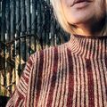 Nærbillede af Edda Sweater af Hanne Rimmen i farverne Wine som bundfarve og Oak/Stone som mønsterfarver. Fokus på struktur og stående hals.