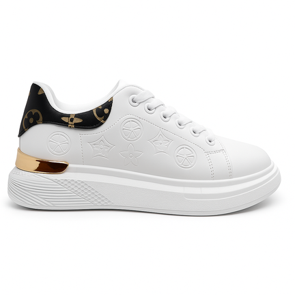 Hvid damesneaker med gyldne og sorte detaljer og præget mønster