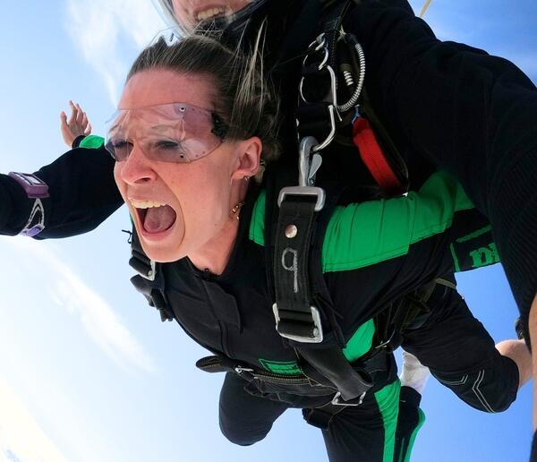 Ung kvinde i tandemspring, i frit fald, med Dropzone Denmark