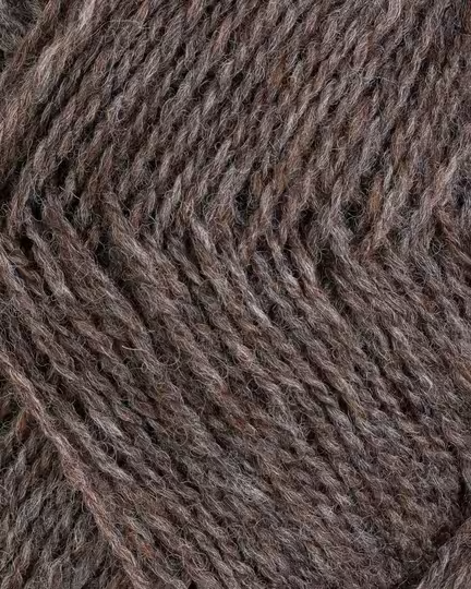 close up af garnet finull fra Rauma i farven brun meleret