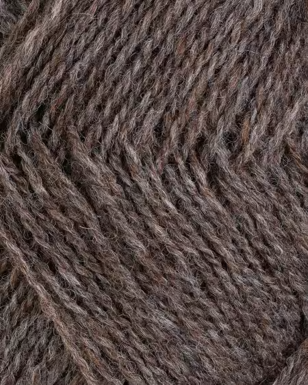 close up af garnet finull fra Rauma i farven brun meleret