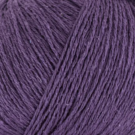 Close up af garnnøgle pure silk fra Knitting for Olive i farven blomme