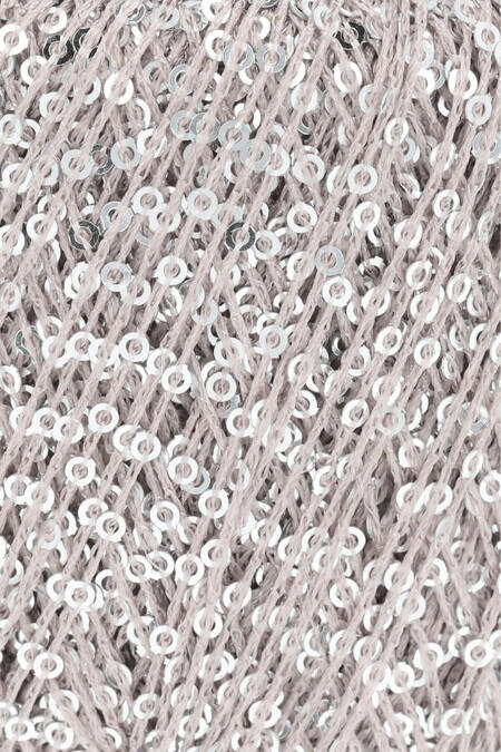 close up af garnoegle af maerket paillettes fra lang yarns i farven silver