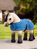 LeMieux Mini Toy Pony Dream med dækken i Pacific blå