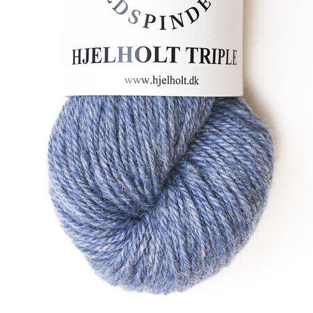 Close up af garnnoegle som er hjelholt garn triple farven 46 sky blue