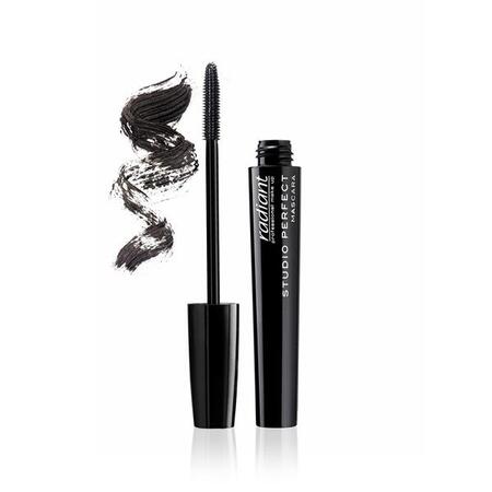 Studio Perfect mascara i sort hylster med børste, ved siden af farvede strøg af mascara, der fremhæver dens evne til at skabe volumen og længde