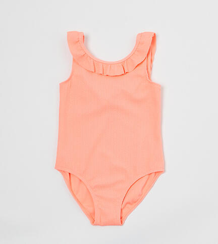 En ærmeløs, ferskenfarvet babybody med flæsedetaljer rundt om halsen, vist på en almindelig hvid baggrund.