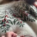 close up af strikket kristtjoern christmas sweater designet af hanne rimmen