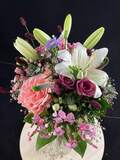 Brudebuket med liljer roser pink hvide nuancer