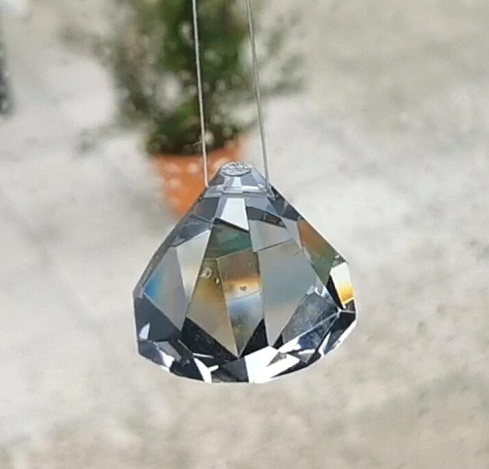Prisme; Diamant étincelant Et Verre D'eau Sur Fond Brillant Violet 23 2147948864