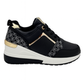 Sort wedge-sneaker med mønstret panel, perforeret overdel og guld detaljer