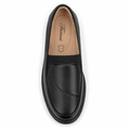 Sorte slip-on loafers med fleksibel plateausål set fra siden
