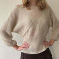 Model iført Dandelion Sweater fra imadeit knit strikket i isager trio 1 og isager silk mohair