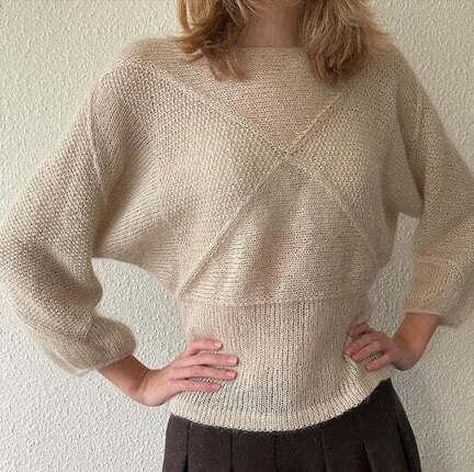 Model iført Dandelion Sweater fra imadeit knit strikket i isager trio 1 og isager silk mohair