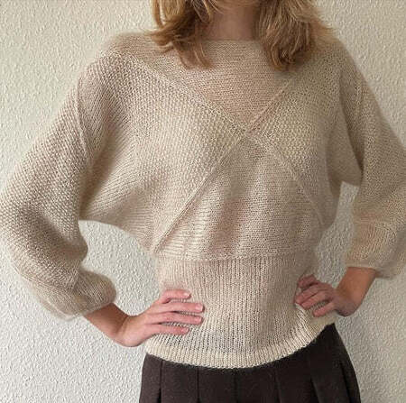 Model iført Dandelion Sweater fra imadeit knit strikket i isager trio 1 og isager silk mohair