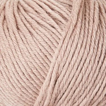 close up af garnnoegle heavy merino fra knitting for olive i farven rosa ler