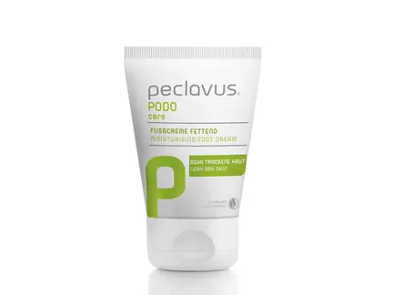 En tubeflaske med tekst "peclavus PODO care, FUSSCREME FETTEND, MOISTURISING FOOT CREAM, SEHR TROCKENE HAUT, VERY DRY SKIN" står på en hvid baggrund.