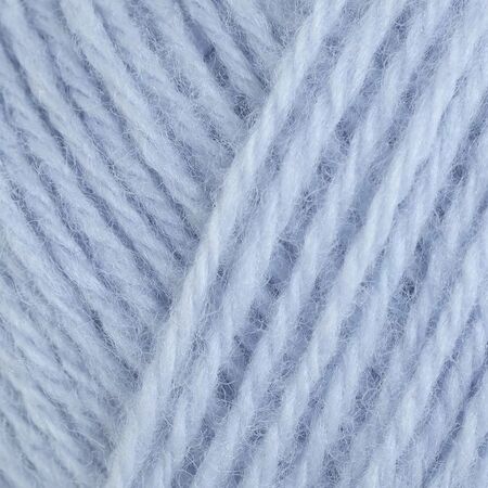 Close up af lun merino fra rauma garn i farven babyblå