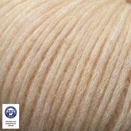 close up af garnnoegle af maerket snefnug fra camarose i farven vanilje