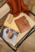 pindeetui project 67 fra redesigned i farven walnut ligger paa et bord