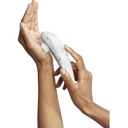 Marble Womanizer klitorisstimulator i marmorlook med Pleasure Air teknologi