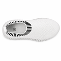 Hvid slip-on sneaker med fleksibel overdel og komfortabel sål på hvid baggrund