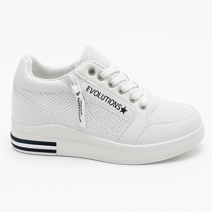 hvid damesneaker med perforeret overflade og EVOLUTIONS tekst på siden