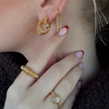 Sara iført Seashell Secrets hoops udført i 925 ren sterlingsølv belagt med en slidstærk forgyldning i 18 karat guld.