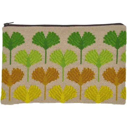 broderet clutch fra fru zippe af navnet ginkgo eco med farverige blade som moenster
