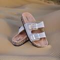 Beige damesandal med to spænder og korksål