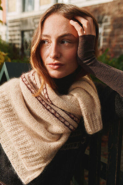 Model iført Lucia Blouse fra Isager Archives 2 i lys beige Spinni og Silk Mohair med vævestrik over bærestykket.