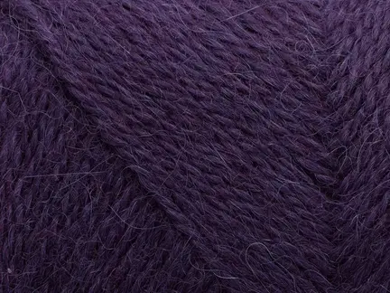 close up af garnnoegle af maerket vilja fra filcolana farve bramble 238