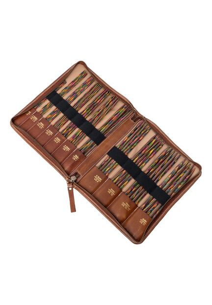 Project 103 fra re designed i farven walnut, åben med strømpepinde i