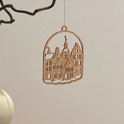 Laserskåret juleornament med vinterhuse i træ