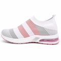 Hvid slip-on sneaker med rosa detaljer og komfortabel sål på hvid baggrund