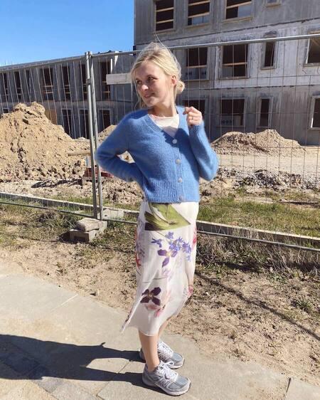 petiteknit staar paa en byggeplads ifoert sin strikkede april cardigan i blaa