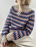 Inge-sweater-model-sitting-le-knit-lene-holme-samsoee-strikkeopskrift-isager-jensen