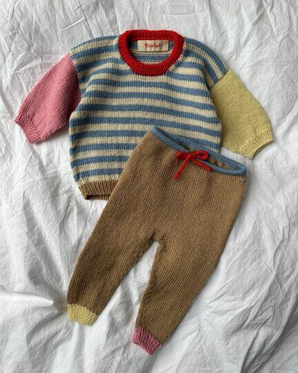 Holger Baby Set fra PetiteKnit – baby sweater og bukser med striber strikket i Sunday fra Sandnes Garn