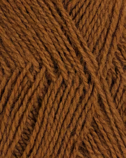 close up af garnet finull fra Rauma i farven moerk kamelbrun 4065