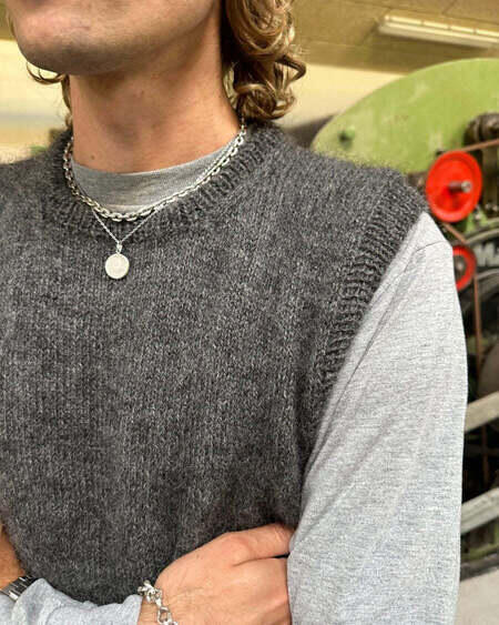 close up af model paa hjelholt uldspinderi ifoert novice slipover man strikket af petiteknit i dansk pelsuld 5,5/2 fra hjelholt