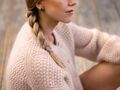 close up af skulder paa model sidder paa gulv ifoert den strikkede cardigan hannah fra filcolana