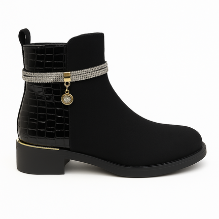 Sort ankelstøvle med mat front, croco-præget hælkappe, rhinestone kæde og guldfarvede detaljer